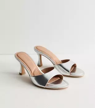 Серебряные босоножки-мюли на каблуке с имитацией кожи New Look, серебряный