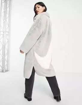Серо-белое длинное пальто Nike из искусственного меха с галочкой