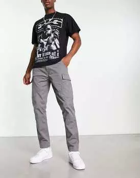 Серые брюки-карго Levi's с карманами.