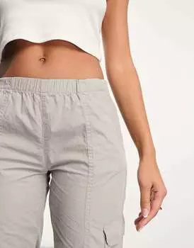 Серые брюки-карго с заниженной талией и несколькими карманами Pull&Bear
