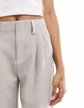 Серые брюки строгого кроя с поясом Stradivarius Tall