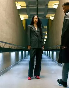 Серые брюки в тонкую полоску с посадкой в тонкую полоску Topshop