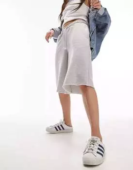 Серые удлиненные шорты с необработанным краем Topshop