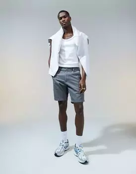 Серые узкие эластичные шорты чинос ASOS DESIGN