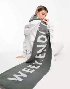 Серый шарф с логотипом ASOS Weekend Collective