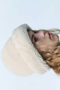 Шапка из искусственной овчины ZARA, экрю