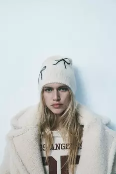 Шапка крупной тряски с бантиками ZARA, экрю