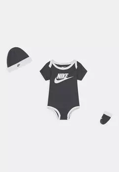 Шапка NIKE BABY 3 PIECE GIFT SET BODY BOOTIES & BEANIE UNISEX Nike Sportswear, цвет anthracite