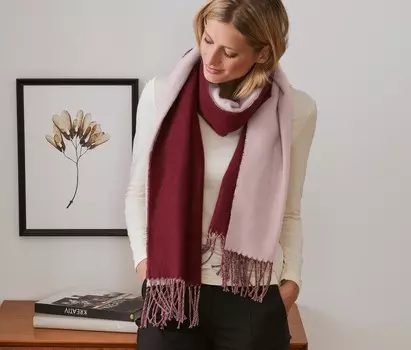 Шарф с бахромой красно-розового цвета Tchibo