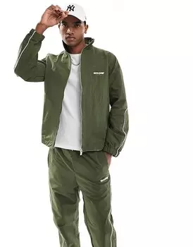 Шестое июня — нейлоновая спортивная куртка цвета хаки, часть набора