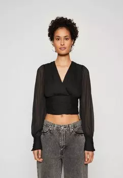 Широкая рубашка в стиле манга NA-KD PAULA COSSENTINO БЛУЗКА С ВОЗДУШНЫМИ РУКАВАМИ И ПЛИССИРОВАННЫМИ ДЕТАЛЯМИ, черный