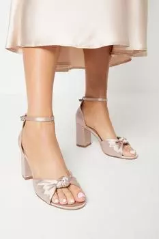 Широкие атласные босоножки Carmen на высоком блочном каблуке с узлом спереди Wallis, белый