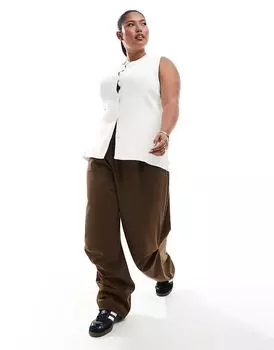 Широкие брюки ASOS DESIGN Curve коричневого цвета со складками на коленях