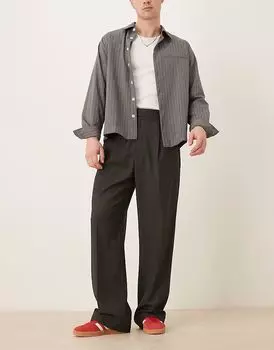 Широкие брюки ASOS DESIGN со складками спереди в тонкую полоску темно-серого цвета и эластичной талией