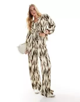 Широкие брюки плиссе Vila с абстрактным коричнево-кремовым принтом