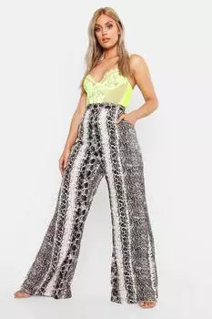 Широкие брюки плюс змеиного ткани Boohoo, серый