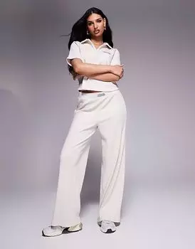 Широкие брюки в рубчик от Weekend Collective белого цвета