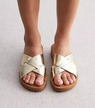 Широкие шлепанцы золотистого цвета с имитацией кожи New Look, золотой