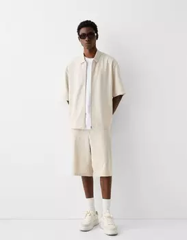 Широкие шорты-бермуды, приталенные по фигуре Bershka, желтый