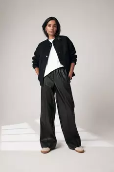 Широкие спортивные брюки из искусственной кожи Next, черный