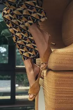 Шлепанцы на каблуке с бархатным эффектом ZARA, цвет Mustard
