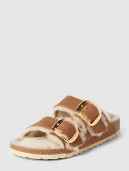 Шлепанцы с пряжкой модель "Аризона" Birkenstock, коньячный цвет