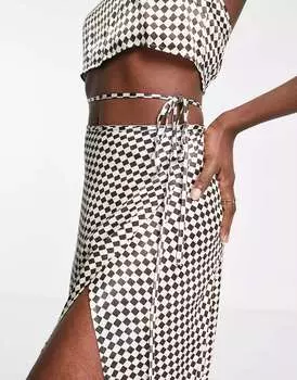 Шоколадная атласная юбка миди Topshop в шестиугольном стиле с запахом