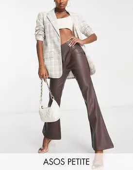 Шоколадные расклешенные брюки из эластичной искусственной кожи ASOS DESIGN Petite