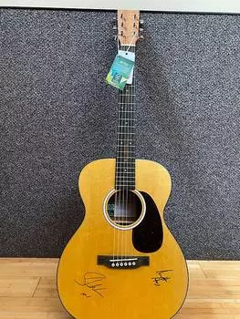 Шон Мендес и Скотт Харрис подписали акустическую гитару Martin 000JR Shawn Mendes