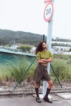 Шорты-бермуды с плиссированными платьями и поясом ZARA, темно-коричневый