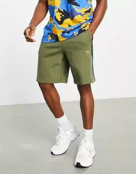 Шорты цвета хаки с 3 полосками и камуфляжным логотипом adidas Originals