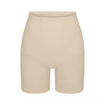 Шорты до средины бедра SKIMS Seamless Sculpt, песочный