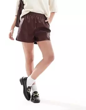 Шорты из искусственной кожи с эластичной талией в бордовом цвете Miss Selfridge