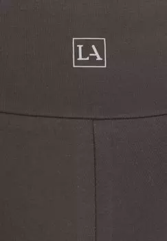 Шорты LASCANA, коричневый