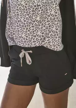 Шорты LASCANA с ребристыми манжетами и отворотом по низу, черный