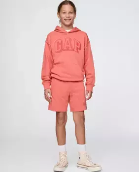 Шорты свободного кроя с эластичным поясом и кулиской, карманами в швах и логотипом GAP внизу у мальчика, коралловый