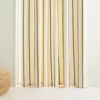 Штора изготовлена из многофункциональной системы Maisel El Corte Ingls, черный