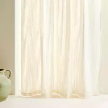 Штора изготовлена из многофункциональной системы Pliso El Corte Ingls, белый