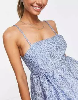 Синее свободное платье на бретельках с текстурным цветочным принтом The Frolic