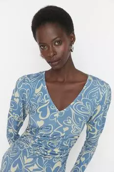 Синее трикотажное платье с V-образным вырезом с принтом Trendyol, синий