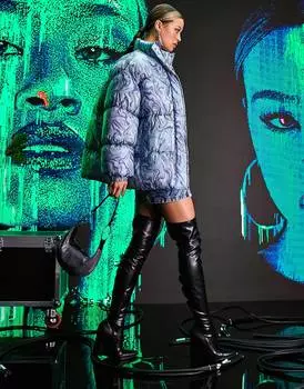 Синий пуховик с абстрактным принтом ASOS DESIGN