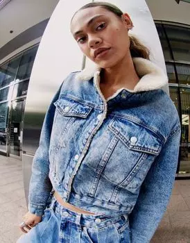 Синяя укороченная джинсовая куртка борг ASOS DESIGN