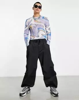 Синяя укороченная футболка с длинными рукавами в сеточку с принтом ASOS DESIGN
