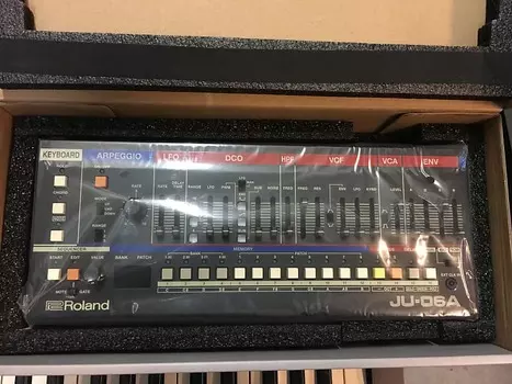 Синтезаторный модуль JUNO 60 Roland Boutique Series JU-06A в коробке //АРМЕНС// Boutique Series JU-06A Synthesizer Module