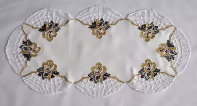 Скатерть Плауэн с вышивкой "Bell Magic", прямоугольная Stickereien Plauen 80х80 см, цвет bunt