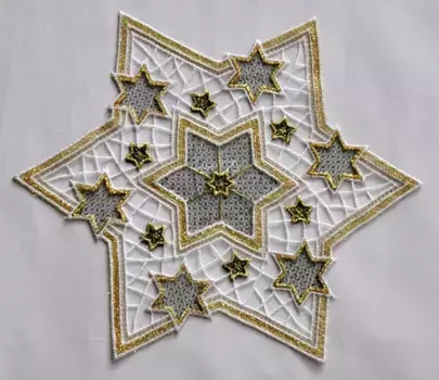 Скатерть-вышивка Плауэн "Золотая ель", золотые звезды Stickereien Plauen 27 см, зеленый