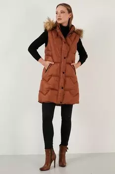 Скромный жилет-пуховик стандартной посадки со съемным капюшоном и воротником из искусственного меха 64789823 Lela, карамель