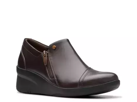 Слипоны Suttyn Zip Wedge Slip-On Clarks, цвет chocolateleather