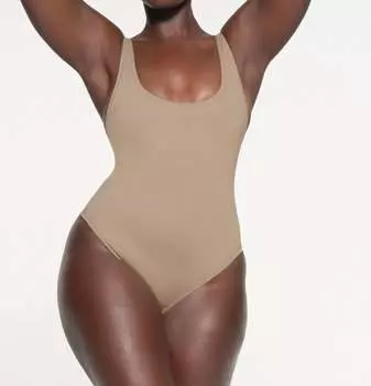 Слитный купальник с глубоким вырезом в пустыне SKIMS, цвет desert