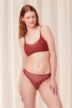Соблазнительные кружевные стринги Triumph, красный